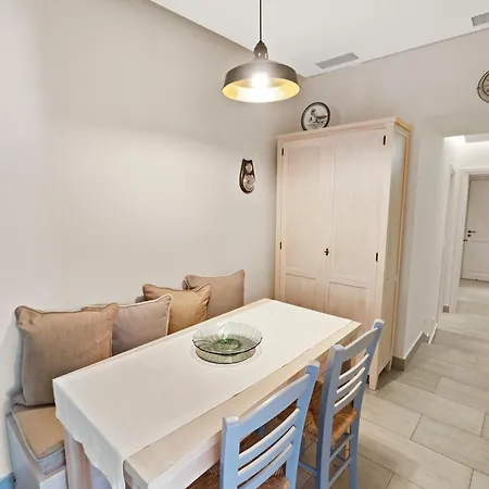 Apartamento Beachfront Gem In By Explore